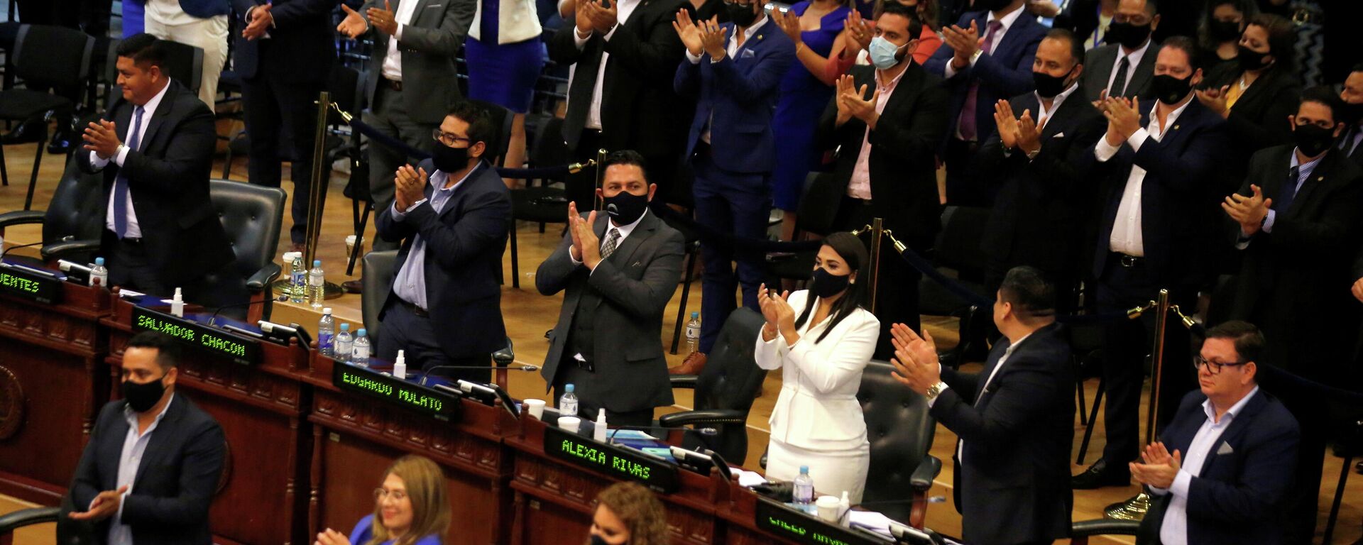 Parlamento de El Salvador destituye a los magistrados de la Corte Constitucional Parlamento de El Salvador destituye a los magistrados de la Corte Constitucional - Sputnik Mundo, 1920, 02.05.2021