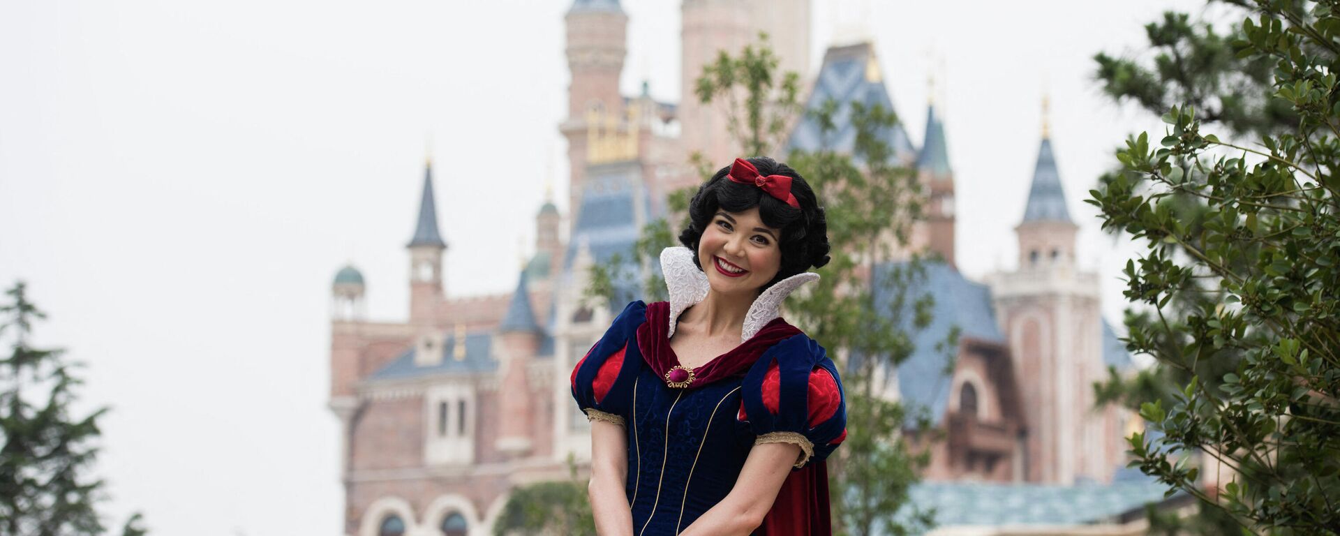 Una actriz vestida de Blancanieves en la Disneyland de Shanghái, China - Sputnik Mundo, 1920, 03.05.2021