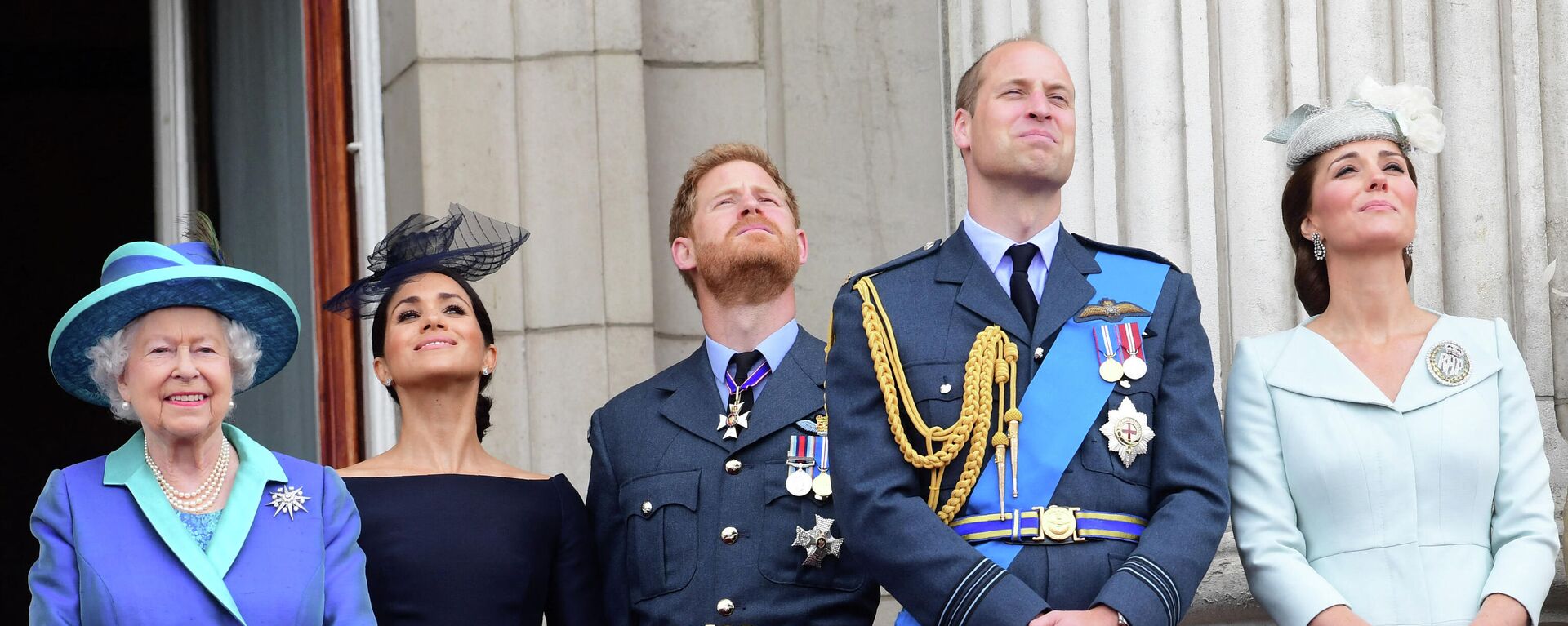 Meghan Markle, junto a la reina Isabel II, el príncipe Harry, el príncipe William y Kate Middleton - Sputnik Mundo, 1920, 03.05.2021