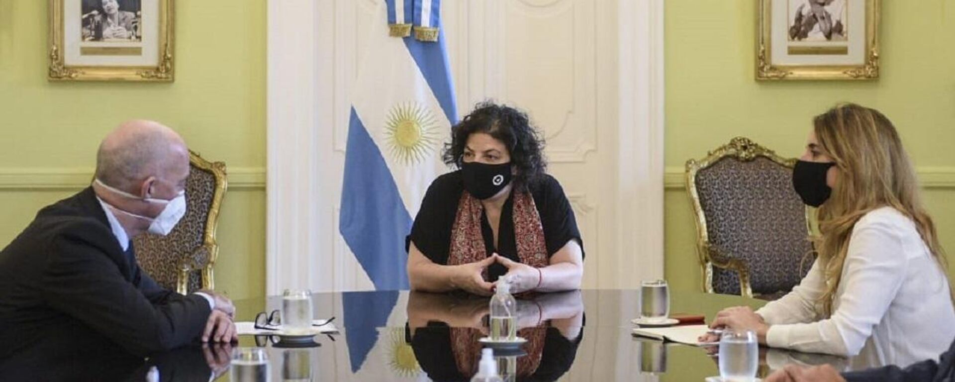 La ministra de Salud argentina, Carla Vizzotti (centro), y la asesora presidencial Cecilia Nicolini (derecha) - Sputnik Mundo, 1920, 03.05.2021