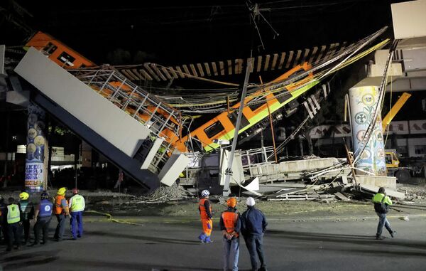 El lugar donde el tren se accidentó es un puente al aire libre y no una autopista ni un túnel subterráneo por donde la mayoría de la red metropolitana suele circular. En la foto: el momento en que los vagones del metro se desplomaron. - Sputnik Mundo