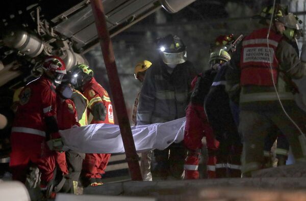 De acuerdo a los primeros informes, lo que provocó el accidente fue que una viga que hace de soporte en las vías del tren se venció, haciendo que la estructura colapsara justo en el momento en que el tren circulaba con docenas de pasajeros. En la foto: las víctimas del accidente son evacuadas a los hospitales de la Ciudad de México. - Sputnik Mundo