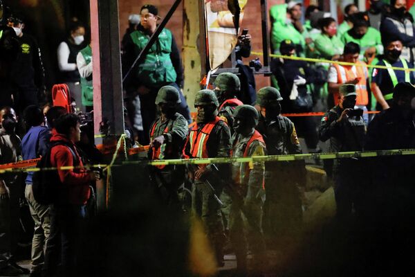 Las autoridades locales han montado un centro de mando para informar a los familiares de los fallecidos y para dar detalles sobre el estado de quienes fueron trasladados a los hospitales de la ciudad. En la foto: las fuerzas del orden cooperan en las operaciones de rescate en el lugar del accidente del metro de la Ciudad de México. - Sputnik Mundo