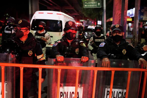 Cada tren del metro capitalino posee nueve vagones capaces de transportar a 1.500 pasajeros, 350 personas sentadas y 1.150 pasajeros de pie. En total, los trenes del metro de la Ciudad de México transportan unos 4,6 millones de pasajeros, una cantidad similar al metro de Nueva York que transporta a 4,9 millones de personas diariamente. En la foto: la policía mexicana acordonó el lugar del accidente para que se lleven a cabo las operaciones de rescate en el menor tiempo posible. - Sputnik Mundo