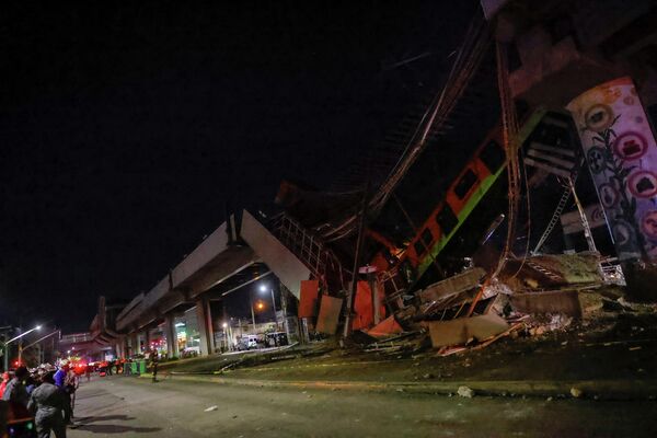 Las operaciones de rescate se llevaron a cabo durante varias horas e incluyeron una grúa para estabilizar uno de los vagones caídos. Esto ayudó a retirar los cuerpos de los pasajeros que se encontraban entre los hierros. En la foto: Así quedaron los vagones del tren del metro de la Ciudad de México tras el colapso de un puente. - Sputnik Mundo