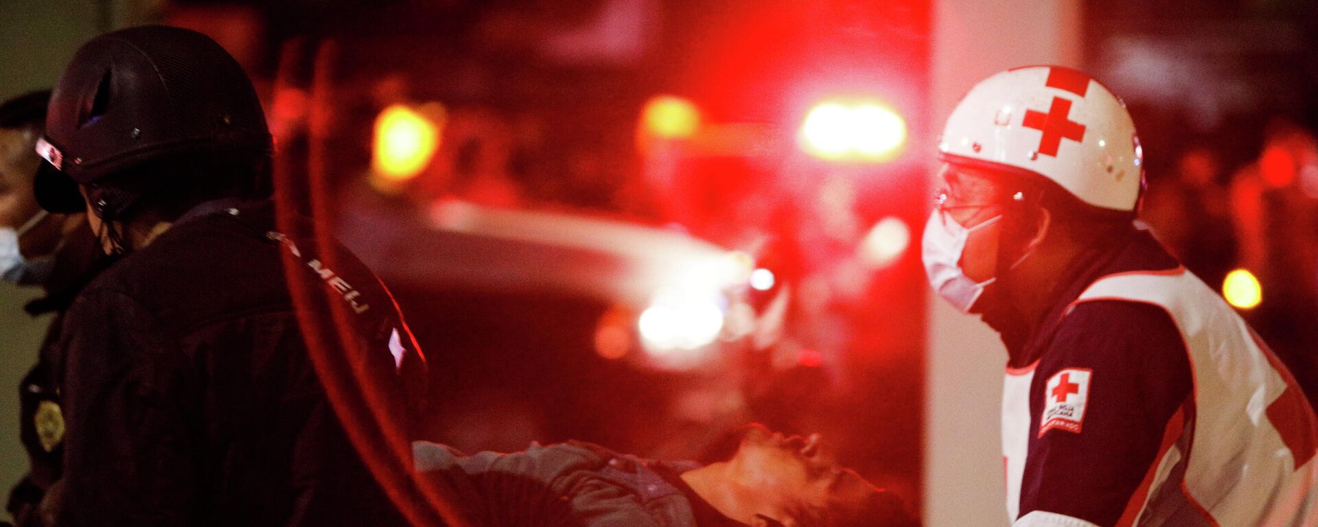 Los rescatistas, paramédicos y policía trabajan en el lugar del accidente - Sputnik Mundo, 1920, 08.05.2021