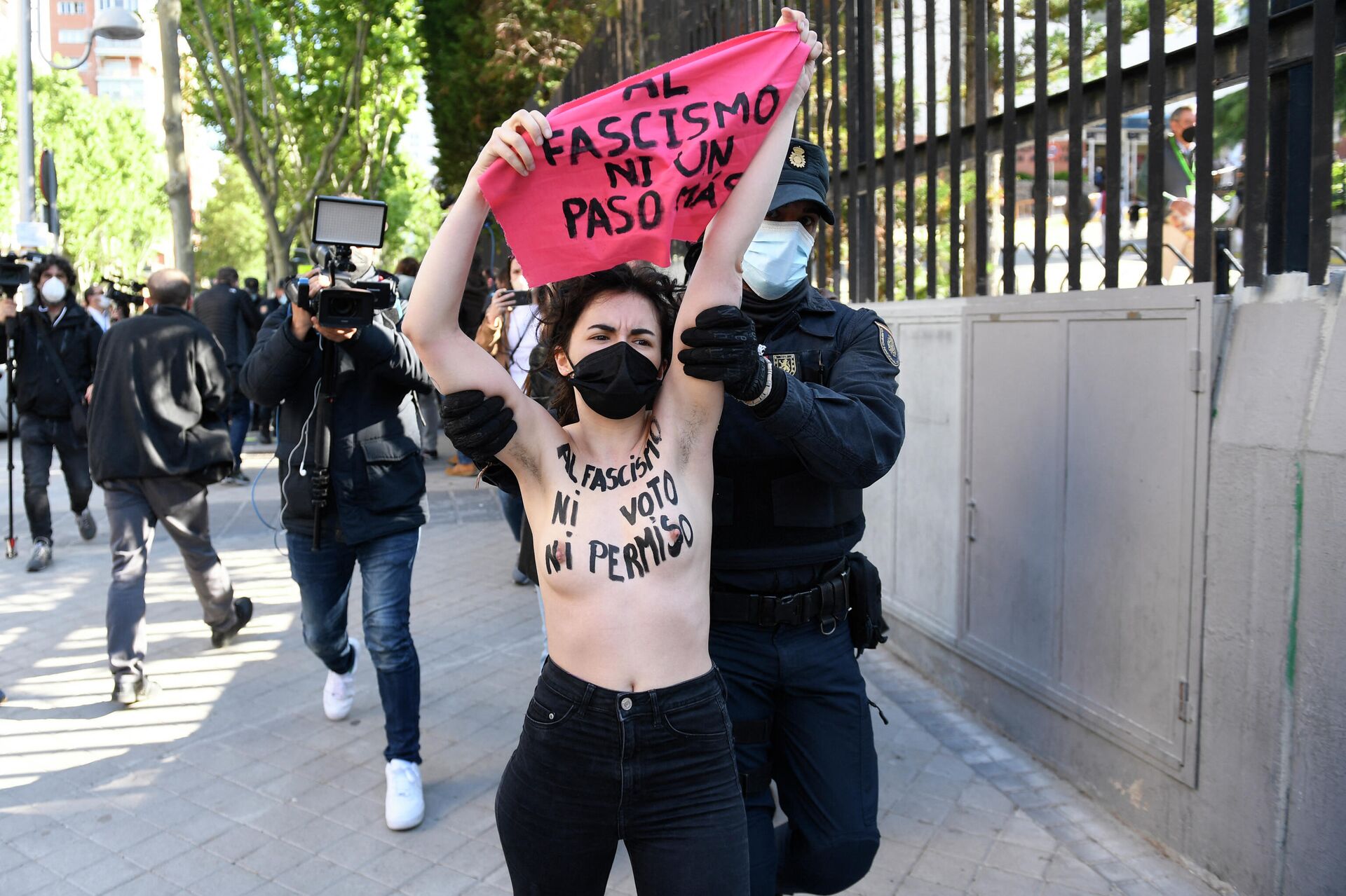 Una activista de Femen protesta durante las elecciones de Madrid  - Sputnik Mundo, 1920, 04.05.2021