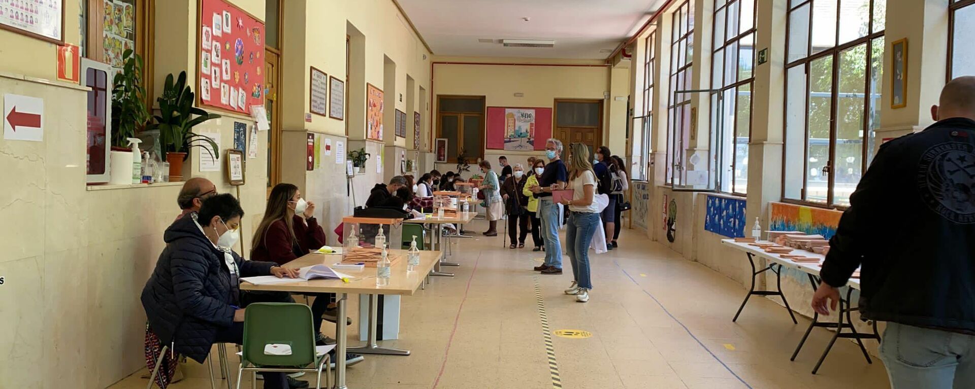 Interior de un colegio electoral en Puerta del Ángel en las elecciones del 4 de mayo a la Comunidad de Madrid Interior de un colegio electoral en Puerta del Ángel en las elecciones del 4 de mayo a la Comunidad de Madrid - Sputnik Mundo, 1920, 04.05.2021