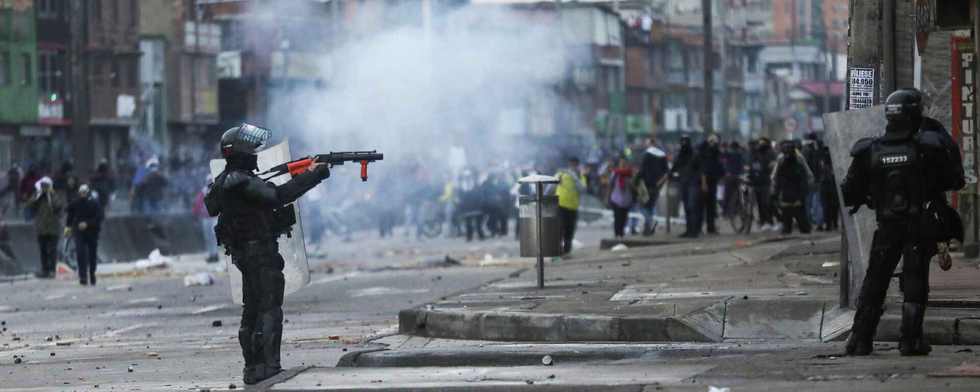 Un efectivo policial de Colombia durante las protestas de abril y mayo de 2021 - Sputnik Mundo, 1920, 04.05.2021