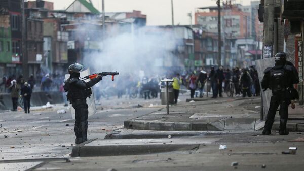 Un efectivo policial de Colombia durante las protestas de abril y mayo de 2021 - Sputnik Mundo