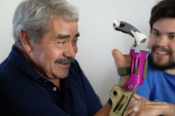 Atomic Lab imprimió y entregó a través de sus embajadores más de 3.000 prótesis en Argentina y el mundo Atomic Lab imprimió y entregó a través de sus embajadores más de 3.000 prótesis en Argentina y el mundo - Sputnik Mundo