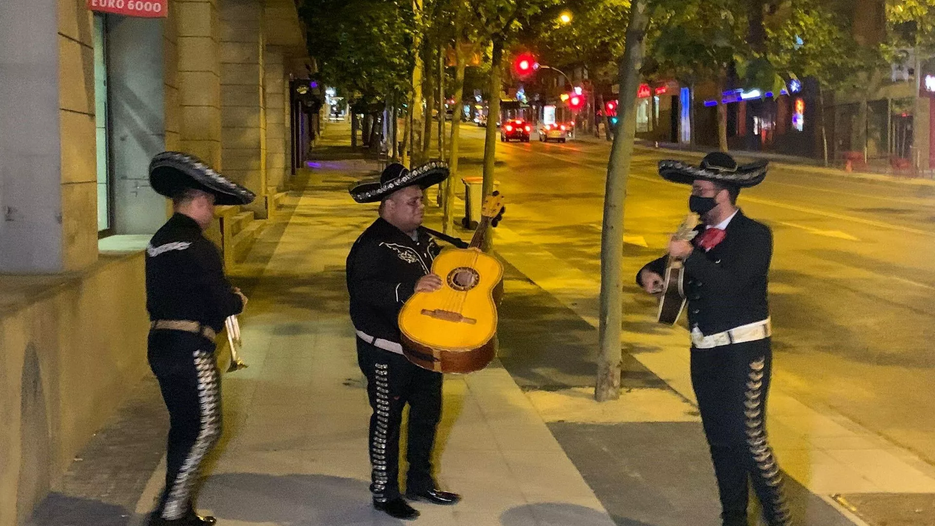 Grupo de mariachis a escasos metros de la sede de Ciudadanos en Madrid Grupo de mariachis a escasos metros de la sede de Ciudadanos en Madrid - Sputnik Mundo, 1920, 05.05.2021