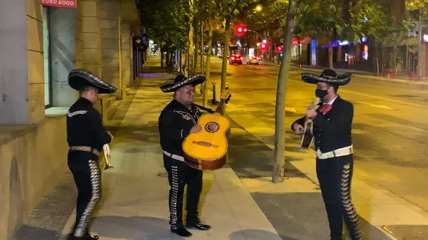 Grupo de mariachis a escasos metros de la sede de Ciudadanos en Madrid - Sputnik Mundo