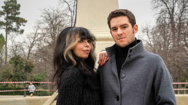 Minerva García y Miguel Pastor, miembros de Satanistas España, en el Parque de El Retiro de Madrid - Sputnik Mundo