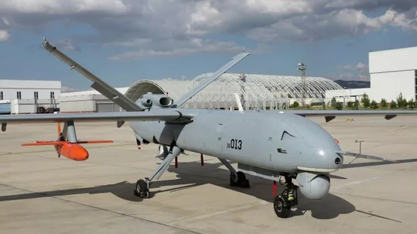 Un avión no tripulado Anka equipado con un dron de objetivo Simsek  - Sputnik Mundo