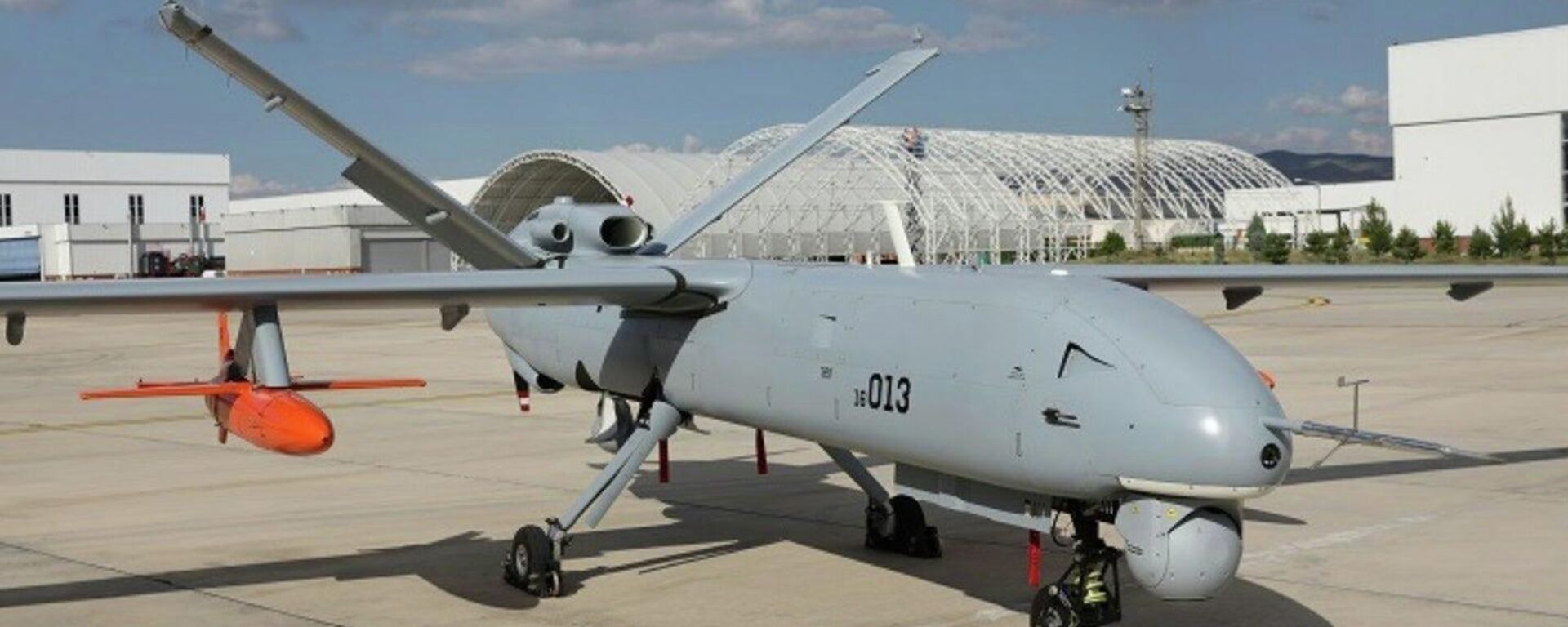 Un avión no tripulado Anka equipado con un dron de objetivo Simsek  - Sputnik Mundo, 1920, 05.05.2021