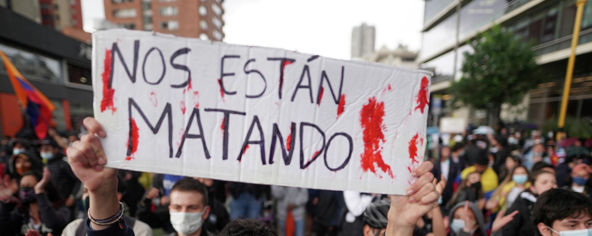 Un manifestante colombiano con un cartel que dice nos están matando. - Sputnik Mundo, 1920, 06.05.2021