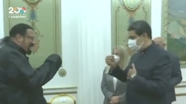 El curioso regalo de Steven Seagal a Nicolás Maduro - Sputnik Mundo