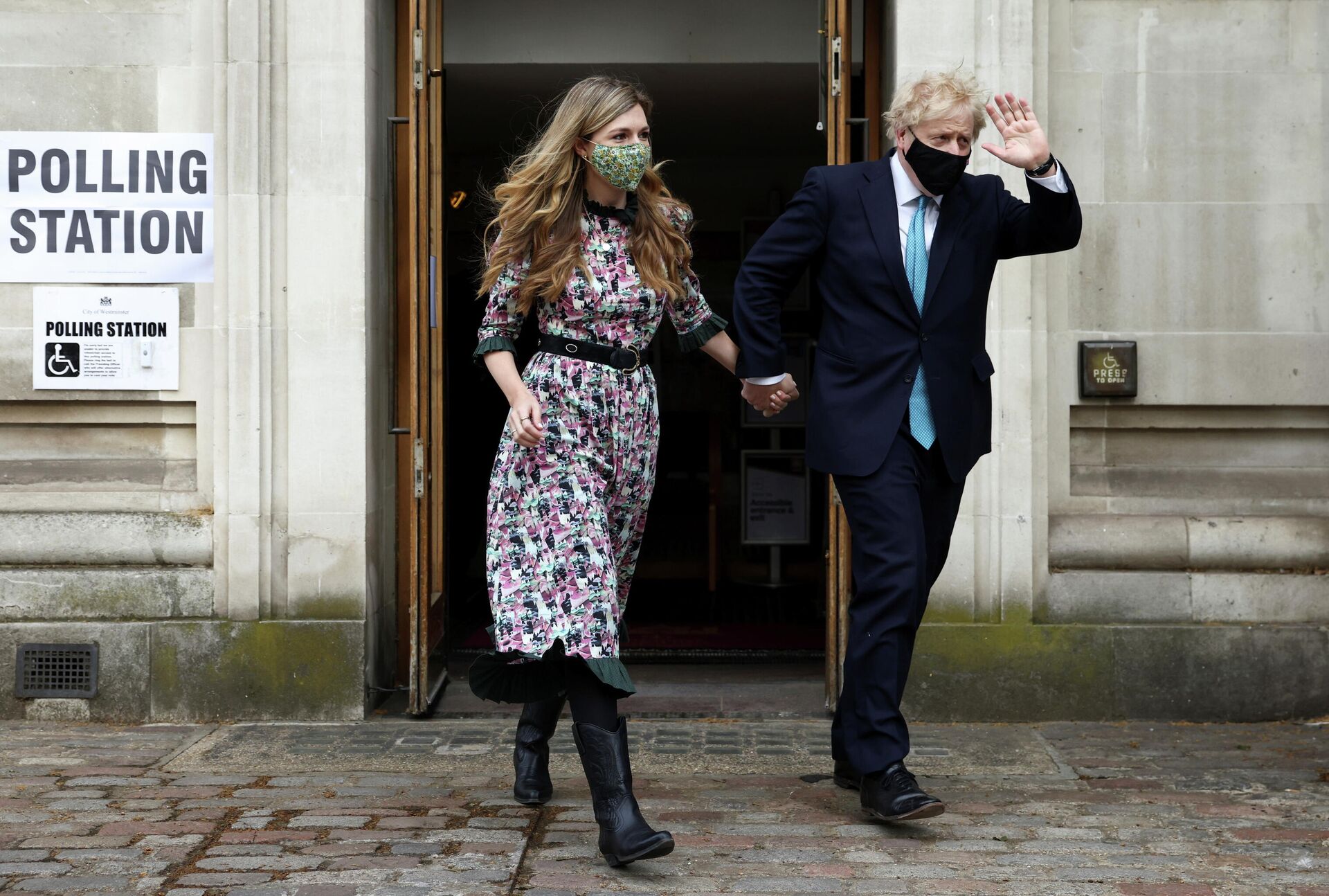 Boris Johnson, el primer ministro británico, con su prometida, Carrie Symonds, durante las elecciones en Londres, el Reino Unido, el 6 de mayo de 2021 - Sputnik Mundo, 1920, 06.05.2021