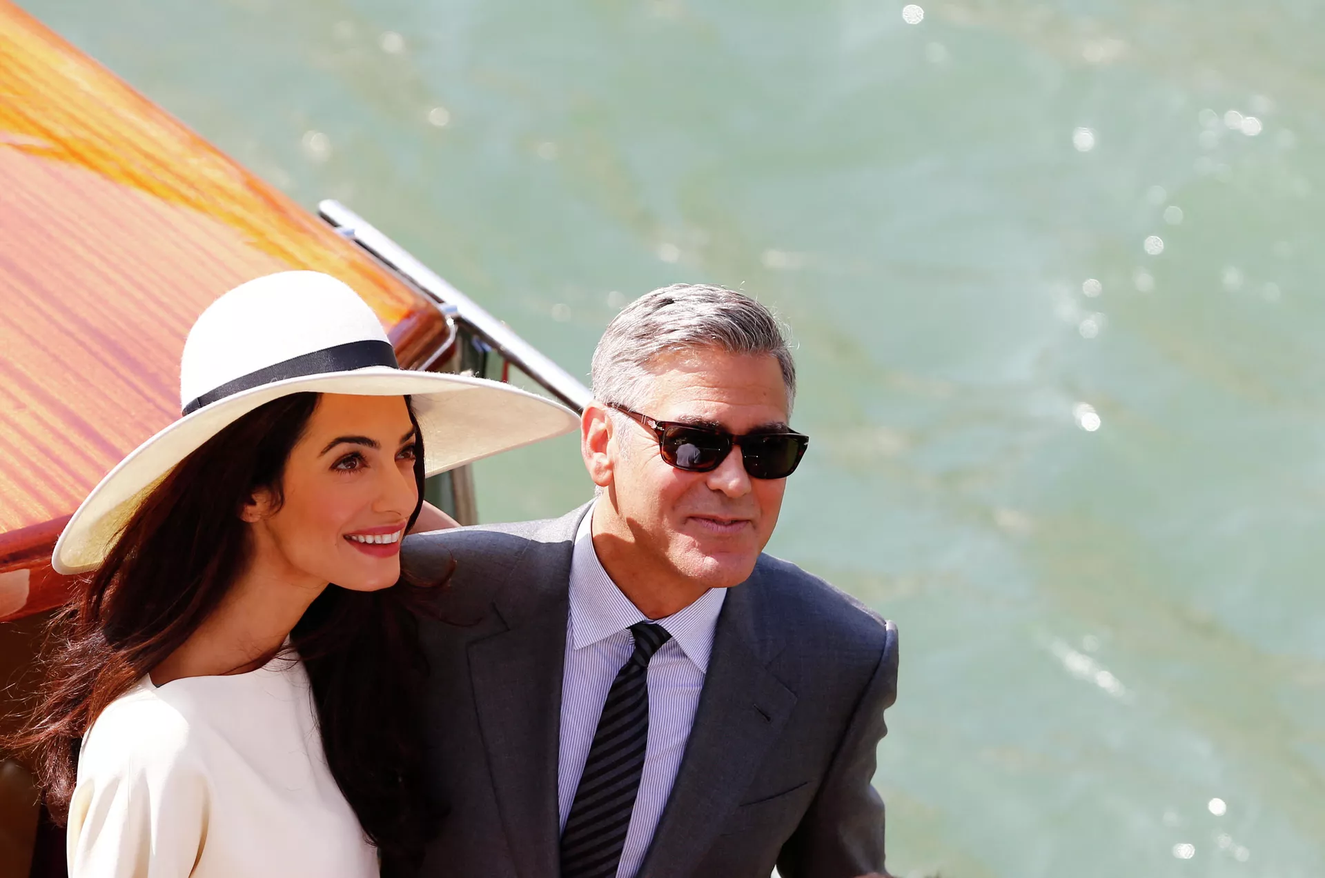 George Clooney junto a Amal en Venecia, el día de su boda civil George Clooney junto a Amal en Venecia, el día de su boda civil - Sputnik Mundo, 1920, 06.05.2021