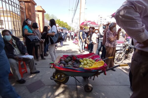 Bolivia afronta 2.000 casos diarios de COVID-19, mientras escasean las vacunas - Sputnik Mundo