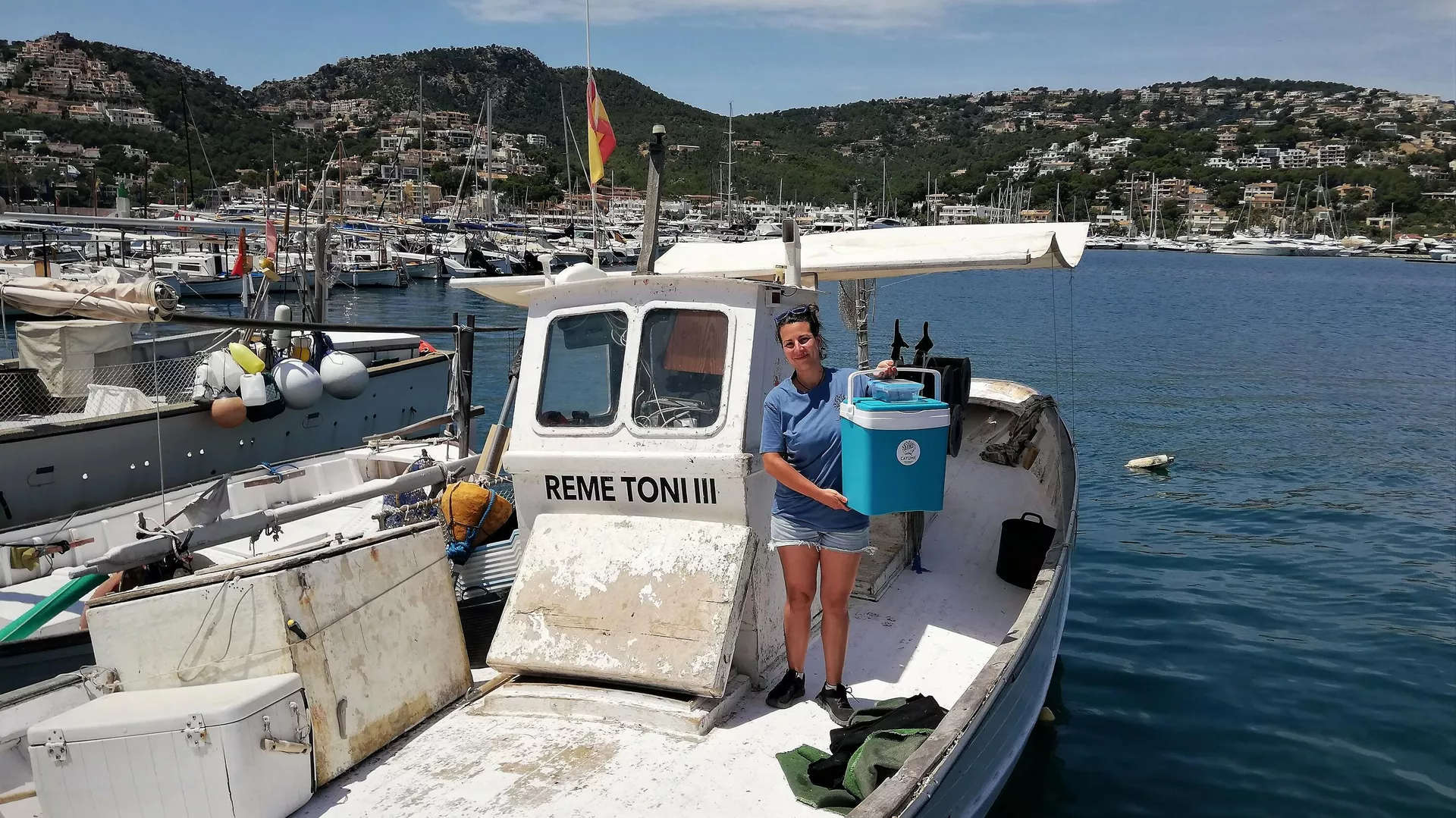 Una integrante del equipo de Cayume, una asociación de Mallorca, con huevos de tiburón