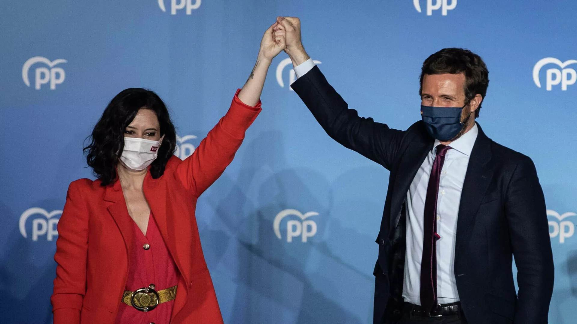 La candidata de los conservadores del Partido Popular y ganadora de las elecciones a la Presidencia de la Comunidad de Madrid, Isabel Díaz Ayuso, con el líder del Partido Popular, Pablo Casado, en Madrid (España), el 4 de mayo de 2021.