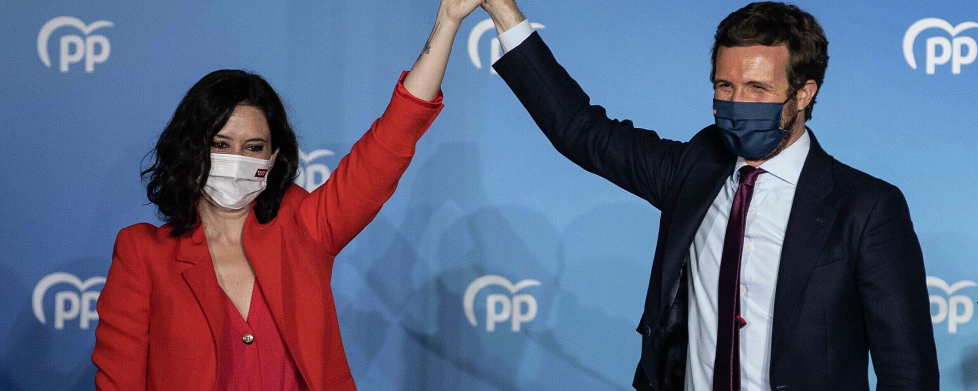 La candidata de los conservadores del Partido Popular y ganadora de las elecciones a la Presidencia de la Comunidad de Madrid, Isabel Díaz Ayuso, con el líder del Partido Popular, Pablo Casado, en Madrid (España), el 4 de mayo de 2021. - Sputnik Mundo, 1920, 17.02.2022