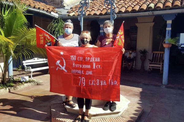 Rusos y cubanos siembran el Jardín de la Memoria en Santiago de Cuba, en honor a los caídos en la Gran Guerra Patria - Sputnik Mundo