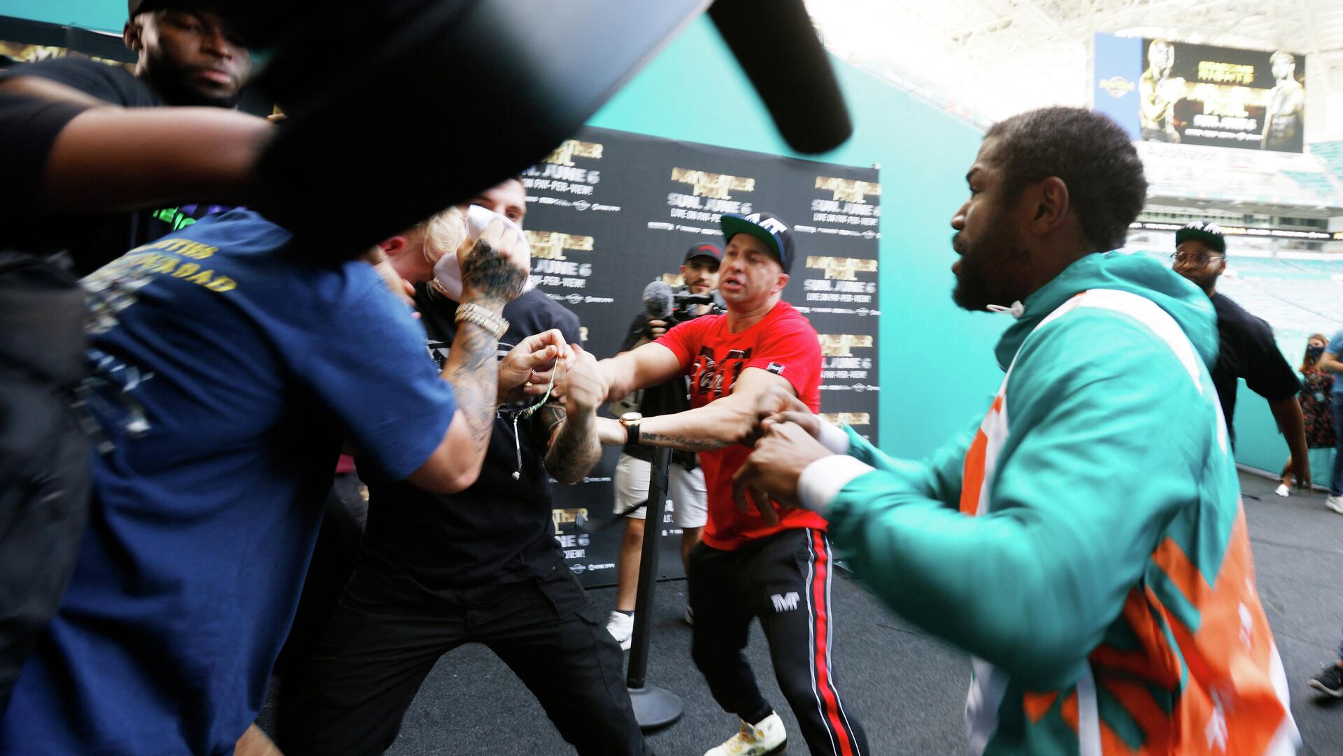 El boxeador estadounidense, Floyd Mayweather, y el youtuber Jake Paul El boxeador estadounidense, Floyd Mayweather, y el youtuber Jake Paul - Sputnik Mundo, 1920, 07.05.2021