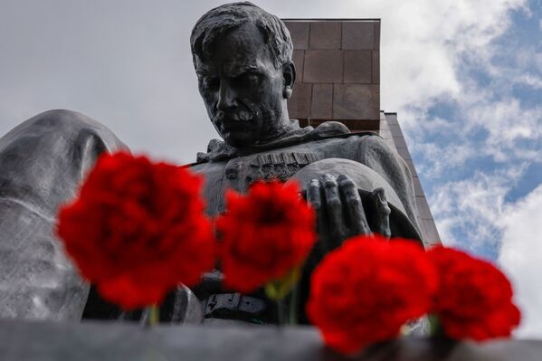La gente rinde honores depositando flores frente al Monumento Conmemorativo a los Soldados Soviéticos en el parque Treptower en Berlín con motivo del 76 aniversario del fin de la Segunda Guerra Mundial. El número de eventos dedicados a la celebración del aniversario de la rendición incondicional de la Alemania nazi a los aliados se ha reducido debido a la pandemia. - Sputnik Mundo