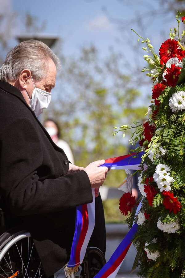 El presidente de Chequia, Milos Zeman, durante una ceremonia con motivo del 76 aniversario del fin de la Segunda Guerra Mundial cerca de un monumento nacional en la colina de Vítkov, en Praga. - Sputnik Mundo
