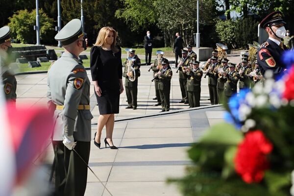 La presidenta de Eslovaquia, Zuzana Caputova, deposita flores frente a una tumba de soldados soviéticos que cayeron durante los combates por la liberación de Bratislava.  - Sputnik Mundo