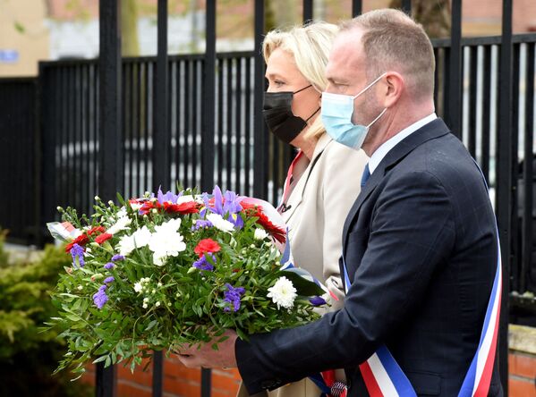 La presidenta del partido de derecha francés Agrupación Nacional y miembro del Parlamento, Marine Le Pen, y el alcalde de Hénin-Beaumont, Steeve Briois, depositan una ofrenda floral para conmemorar el 76 aniversario del fin de la Segunda Guerra Mundial en Hénin-Beaumont, al este de Francia. - Sputnik Mundo