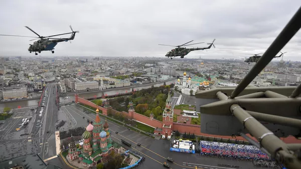 Los helicópteros Mi-8 sobre la Plaza Roja de Moscú Los helicópteros Mi-8 sobre la Plaza Roja de Moscú - Sputnik Mundo