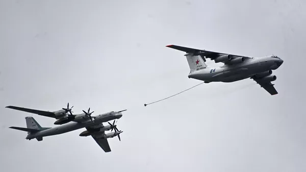 El avión cisterna Il-78 y el bombardero portamisiles estratégico Tu-95 muestran un reabastecimiento aéreo sobre la Plaza Roja. El avión cisterna Il-78 y el bombardero portamisiles estratégico Tu-95 muestran un reabastecimiento aéreo sobre la Plaza Roja. - Sputnik Mundo