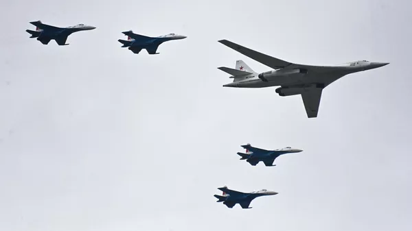 El Tu-160 acompañado de cuatro cazas Su-35S El Tu-160 acompañado de cuatro cazas Su-35S - Sputnik Mundo
