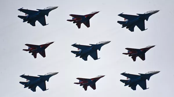 Los grupos de acrobacias aéreas Russkie Vitiazi y Strizhi. Los grupos de acrobacias aéreas Russkie Vitiazi y Strizhi. - Sputnik Mundo