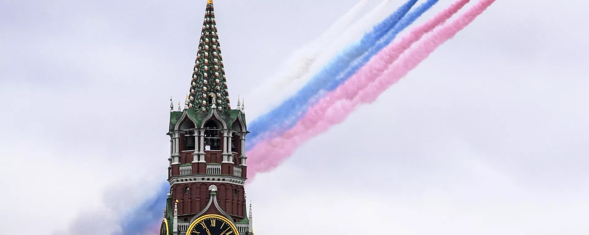 Los aviones de combate rusos Su-25BM sobrevuelan la Plaza Roja de Moscú - Sputnik Mundo, 1920, 06.05.2025
