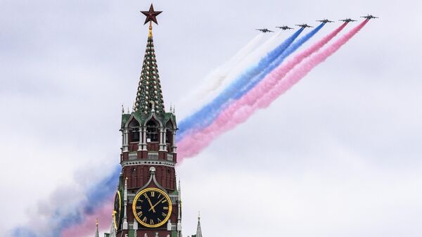 Los aviones de combate rusos Su-25BM sobrevuelan la Plaza Roja de Moscú - Sputnik Mundo