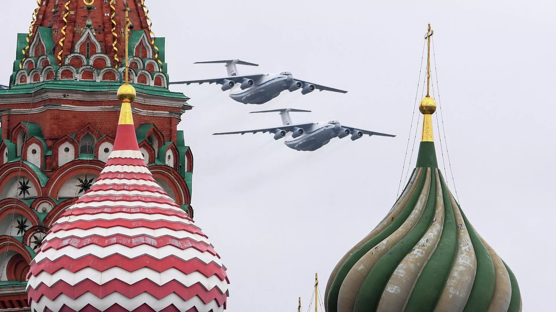 Aviones Il-76 durante el desfile militar del Día de la Victoria en Moscú Aviones Il-76 durante el desfile militar del Día de la Victoria en Moscú - Sputnik Mundo, 1920, 15.01.2022