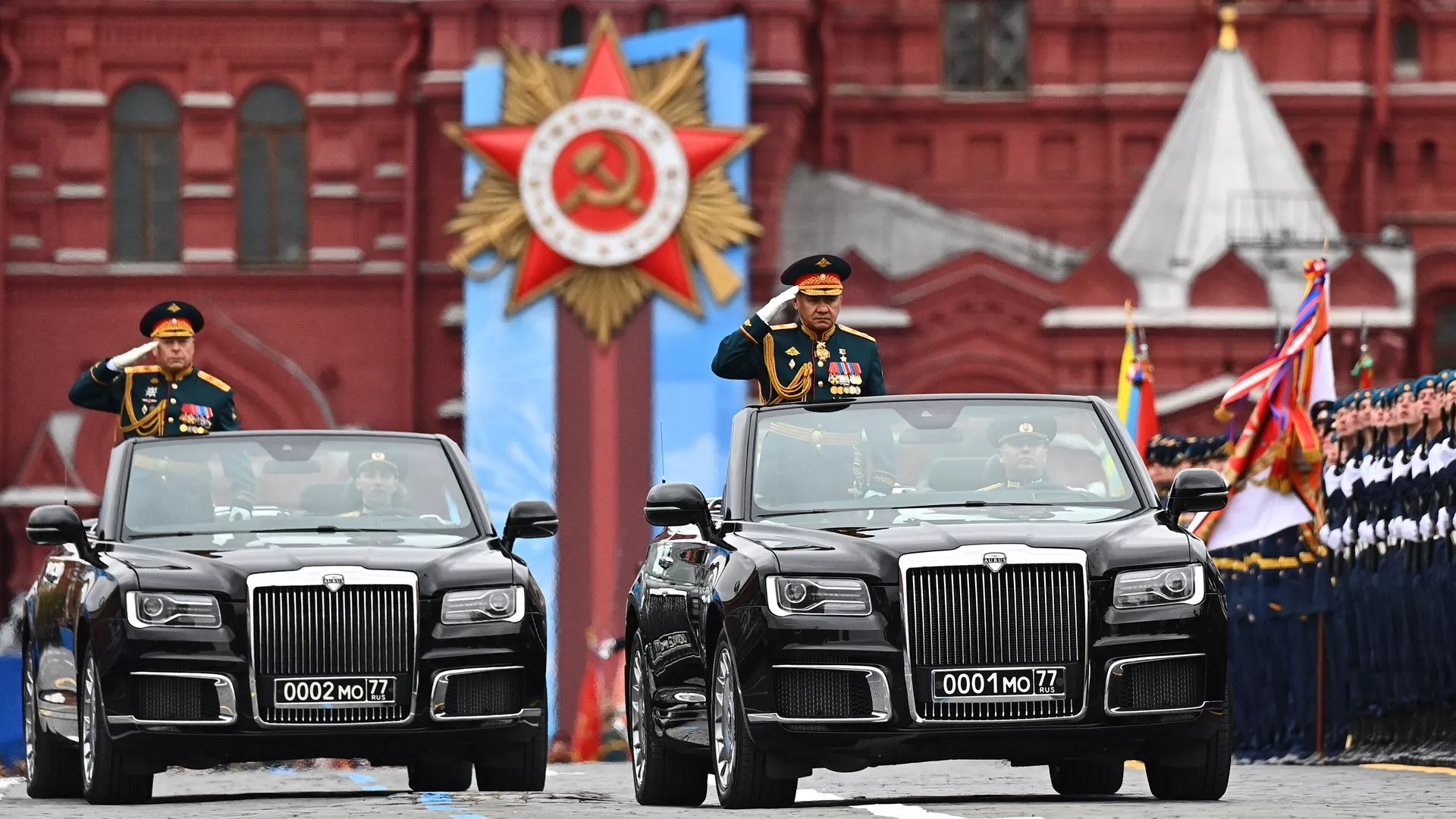 El comandante en jefe de la Fuerza Terrestre de Rusia, el general del Ejército Oleg Saliukov, y el ministro de Defensa de Rusia, Serguéi Shoigú, en el desfile del Día de la Victoria 2021 El comandante en jefe de la Fuerza Terrestre de Rusia, el general del Ejército Oleg Saliukov, y el ministro de Defensa de Rusia, Serguéi Shoigú, en el desfile del Día de la Victoria 2021 - Sputnik Mundo, 1920, 02.05.2022