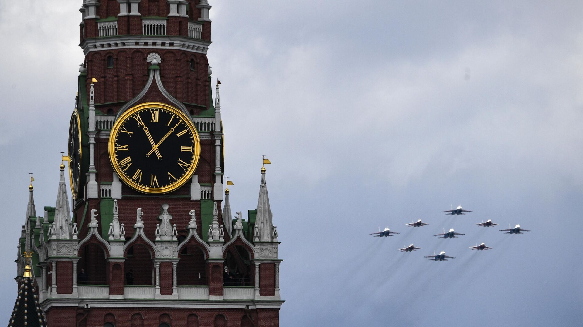 Los grupos de acrobacia aérea de las Fuerzas Aeroespaciales de Rusia durante un ensayo para el Desfile de la Victoria de 2021 Los grupos de acrobacia aérea de las Fuerzas Aeroespaciales de Rusia durante un ensayo para el Desfile de la Victoria de 2021 - Sputnik Mundo, 1920, 09.05.2021