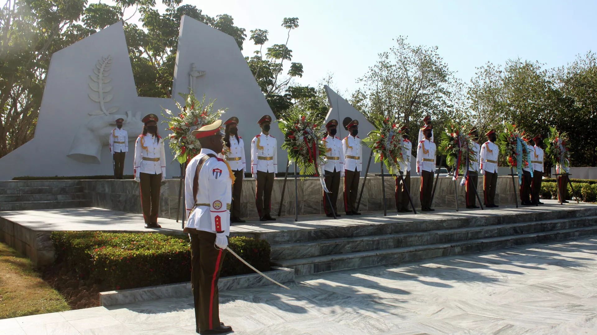 Ofrendas florales en el mausoleo al Soldado Internacionalista Soviético en Cuba, por el Día de la Victoria
