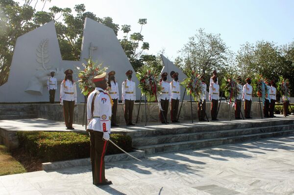 Ofrendas florales en el mausoleo al Soldado Internacionalista Soviético en Cuba, por el Día de la Victoria - Sputnik Mundo