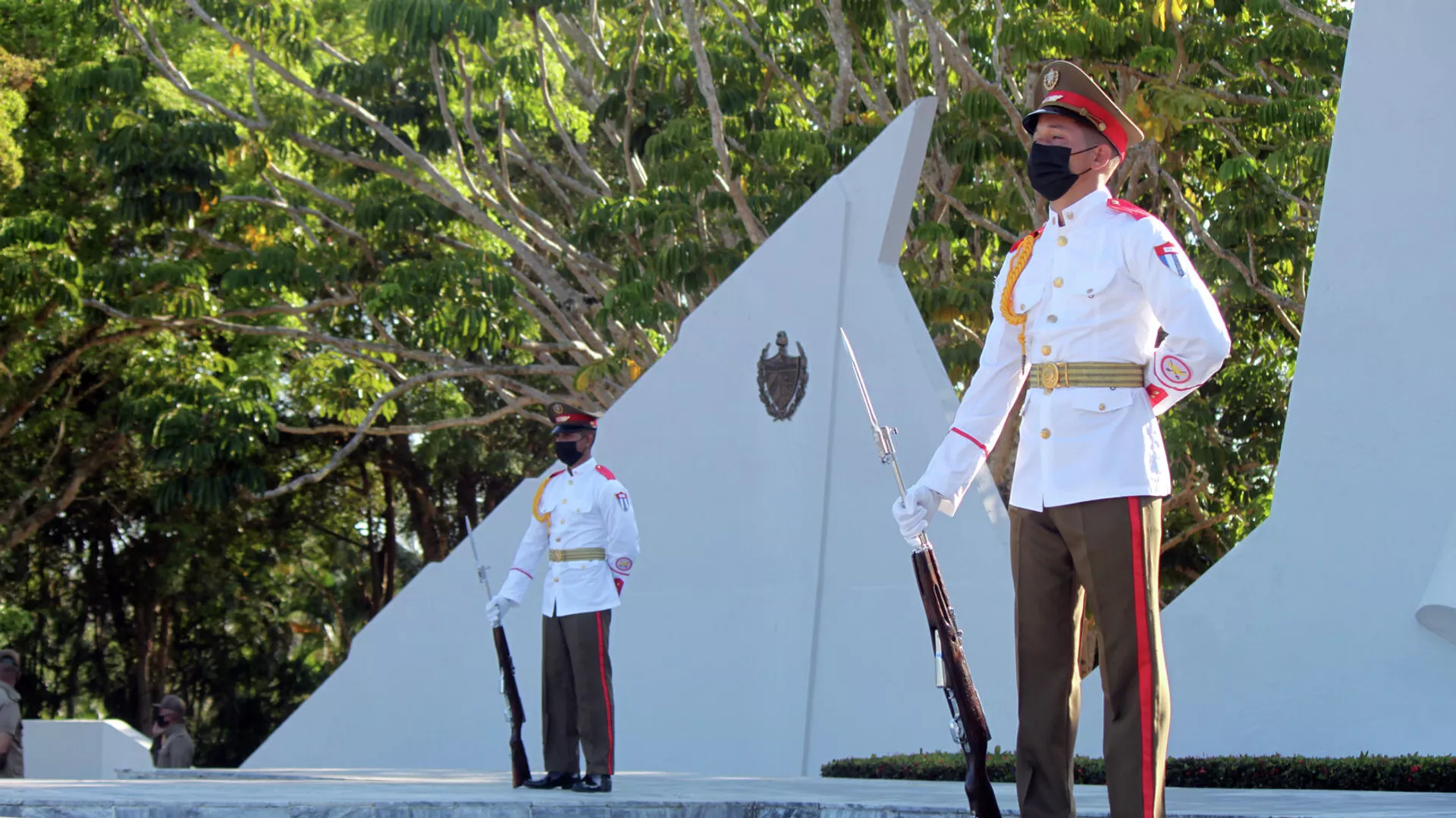 Guardia de honor ante la llama eterna al Soldado Internacionalista Soviético en La Habana