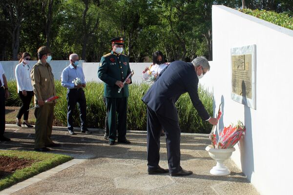 Conmemoración del Día de la Victoria sobre el fascismo en el memorial al Soldado Internacionalista Soviético en La Habana - Sputnik Mundo
