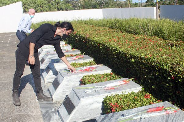 Cubanos rinden tributo a soldados soviéticos caídos en Cuba - Sputnik Mundo