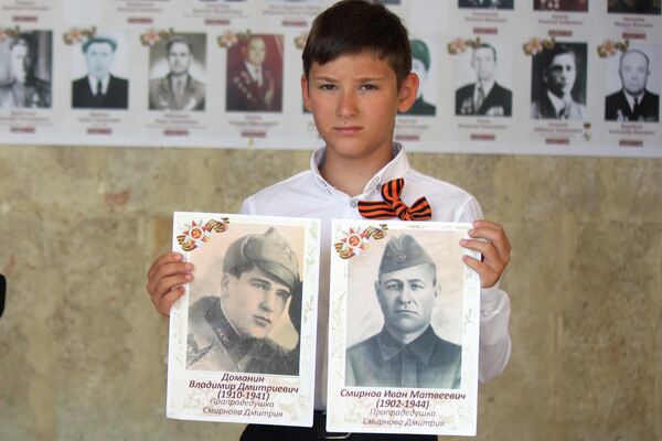 Niño ruso con imágenes del Regimiento Inmortal - La Habana - Sputnik Mundo