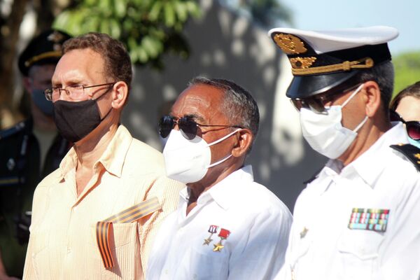 Ruslán Reyes, presidente de la comunidad rusa residente en Cuba (izq), junto al primer cosmonauta cubano Arnaldo Tamayo en homenaje por el Día de la Victoria - Sputnik Mundo